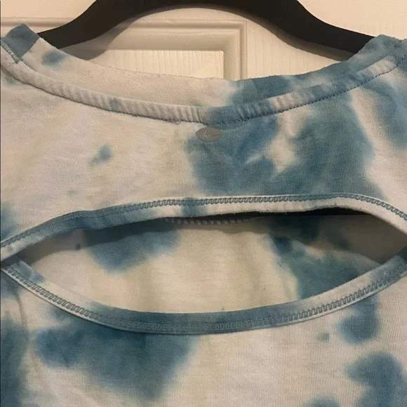 90 Degree By Reflex Blue Tie-Dye Short Sleeve Top - Picture 4 of 5
